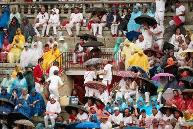 Público asistente a la Plaza de Toros de Pamplona durante la cuarta corrida de la Feria del Toro 2018.