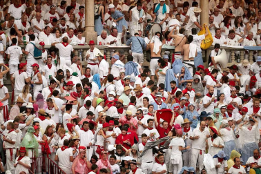 Público asistente a la Plaza de Toros de Pamplona durante la cuarta corrida de la Feria del Toro 2018.