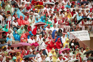 Público asistente a la Plaza de Toros de Pamplona durante la cuarta corrida de la Feria del Toro 2018.