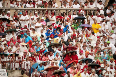 Público asistente a la Plaza de Toros de Pamplona durante la cuarta corrida de la Feria del Toro 2018.
