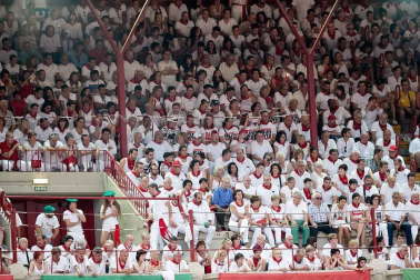 Público asistente a la Plaza de Toros de Pamplona durante la cuarta corrida de la Feria del Toro 2018.