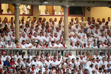 Público asistente a la Plaza de Toros de Pamplona durante la cuarta corrida de la Feria del Toro 2018.
