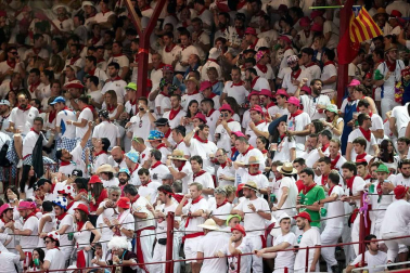 Público asistente a la Plaza de Toros de Pamplona durante la cuarta corrida de la Feria del Toro 2018.