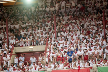 Público asistente a la Plaza de Toros de Pamplona durante la cuarta corrida de la Feria del Toro 2018.