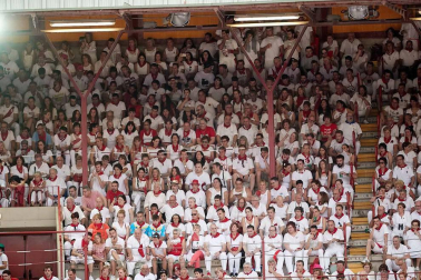 Público asistente a la Plaza de Toros de Pamplona durante la cuarta corrida de la Feria del Toro 2018.