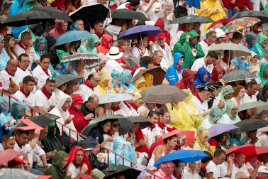 Público asistente a la Plaza de Toros de Pamplona durante la cuarta corrida de la Feria del Toro 2018.