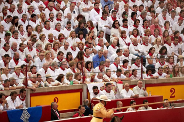 Público asistente a la Plaza de Toros de Pamplona durante la cuarta corrida de la Feria del Toro 2018.