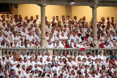 Público asistente a la Plaza de Toros de Pamplona durante la cuarta corrida de la Feria del Toro 2018.