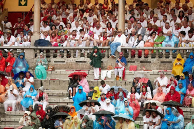 Público asistente a la Plaza de Toros de Pamplona durante la cuarta corrida de la Feria del Toro 2018.