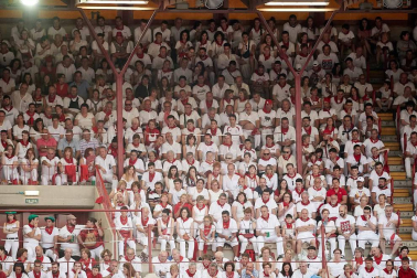 Público asistente a la Plaza de Toros de Pamplona durante la cuarta corrida de la Feria del Toro 2018.
