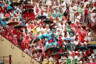 Público asistente a la Plaza de Toros de Pamplona durante la cuarta corrida de la Feria del Toro 2018.