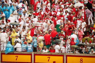 Público asistente a la Plaza de Toros de Pamplona durante la cuarta corrida de la Feria del Toro 2018.