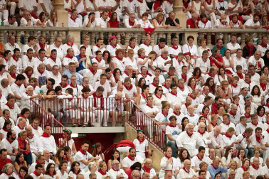 Público asistente a la Plaza de Toros de Pamplona durante la cuarta corrida de la Feria del Toro 2018.