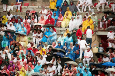 Público asistente a la Plaza de Toros de Pamplona durante la cuarta corrida de la Feria del Toro 2018.