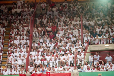 Público asistente a la Plaza de Toros de Pamplona durante la cuarta corrida de la Feria del Toro 2018.