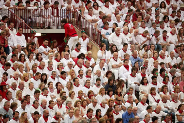 Público asistente a la Plaza de Toros de Pamplona durante la cuarta corrida de la Feria del Toro 2018.
