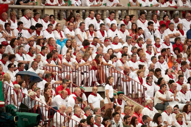 Público asistente a la Plaza de Toros de Pamplona durante la cuarta corrida de la Feria del Toro 2018.