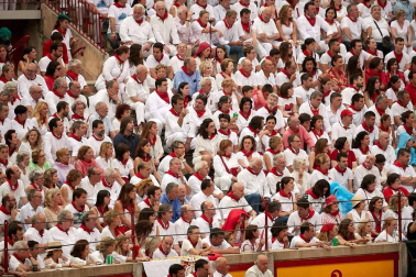 Público asistente a la Plaza de Toros de Pamplona durante la cuarta corrida de la Feria del Toro 2018.