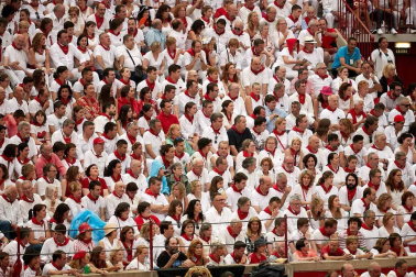Público asistente a la Plaza de Toros de Pamplona durante la cuarta corrida de la Feria del Toro 2018.