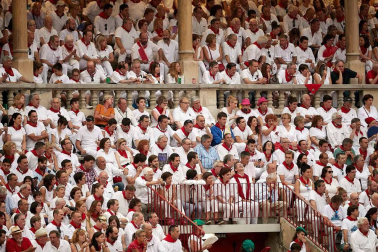 Público asistente a la Plaza de Toros de Pamplona durante la cuarta corrida de la Feria del Toro 2018.