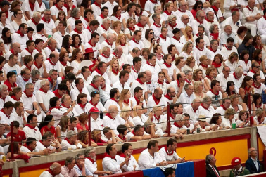 Público asistente a la Plaza de Toros de Pamplona durante la cuarta corrida de la Feria del Toro 2018.