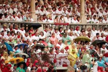 Público asistente a la Plaza de Toros de Pamplona durante la cuarta corrida de la Feria del Toro 2018.
