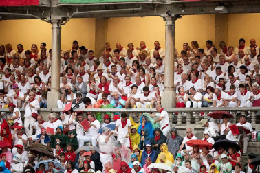Público asistente a la Plaza de Toros de Pamplona durante la cuarta corrida de la Feria del Toro 2018.