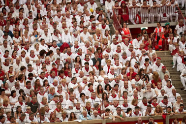 Público asistente a la Plaza de Toros de Pamplona durante la cuarta corrida de la Feria del Toro 2018.