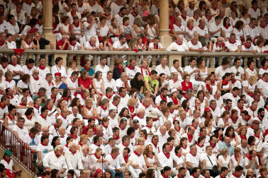 Público asistente a la Plaza de Toros de Pamplona durante la cuarta corrida de la Feria del Toro 2018.