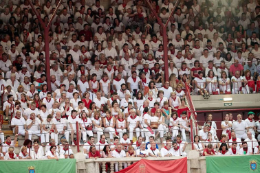 Público asistente a la Plaza de Toros de Pamplona durante la cuarta corrida de la Feria del Toro 2018.
