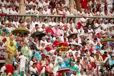 Público asistente a la Plaza de Toros de Pamplona durante la cuarta corrida de la Feria del Toro 2018.