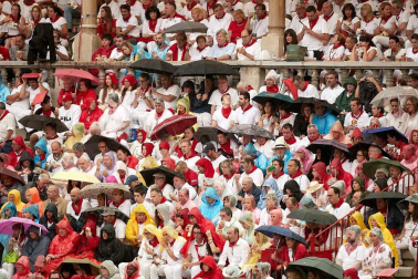 Público asistente a la Plaza de Toros de Pamplona durante la cuarta corrida de la Feria del Toro 2018.