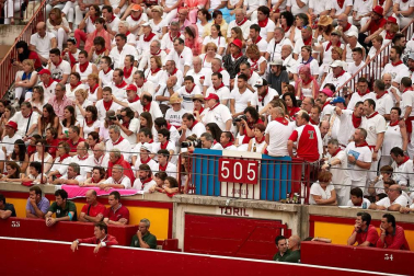 Público asistente a la Plaza de Toros de Pamplona durante la cuarta corrida de la Feria del Toro 2018.