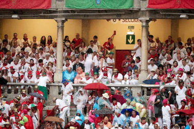 Público asistente a la Plaza de Toros de Pamplona durante la cuarta corrida de la Feria del Toro 2018.