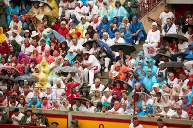 Público asistente a la Plaza de Toros de Pamplona durante la cuarta corrida de la Feria del Toro 2018.