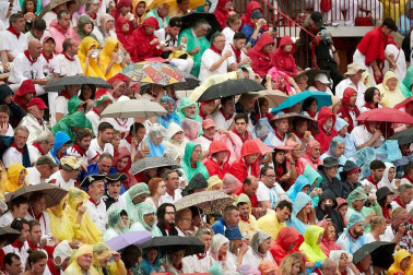 Público asistente a la Plaza de Toros de Pamplona durante la cuarta corrida de la Feria del Toro 2018.