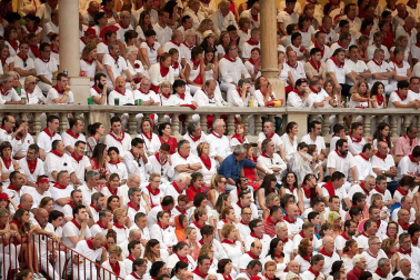 Público asistente a la Plaza de Toros de Pamplona durante la cuarta corrida de la Feria del Toro 2018.