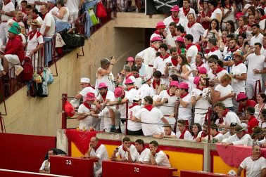 Público asistente a la Plaza de Toros de Pamplona durante la cuarta corrida de la Feria del Toro 2018.