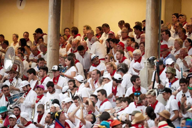 Público asistente a la Plaza de Toros de Pamplona durante la cuarta corrida de la Feria del Toro 2018.