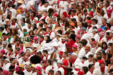 Público asistente a la Plaza de Toros de Pamplona durante la cuarta corrida de la Feria del Toro 2018.