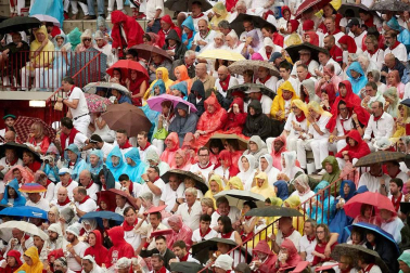 Público asistente a la Plaza de Toros de Pamplona durante la cuarta corrida de la Feria del Toro 2018.