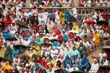 Público asistente a la Plaza de Toros de Pamplona durante la cuarta corrida de la Feria del Toro 2018.