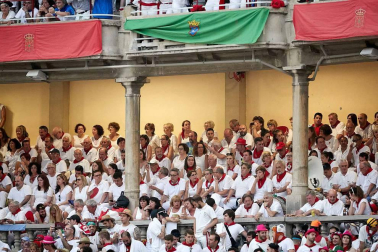 Público asistente a la Plaza de Toros de Pamplona durante la cuarta corrida de la Feria del Toro 2018.