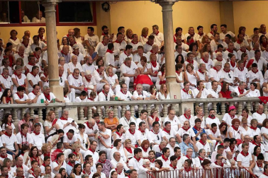 Público asistente a la Plaza de Toros de Pamplona durante la cuarta corrida de la Feria del Toro 2018.