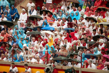 Público asistente a la Plaza de Toros de Pamplona durante la cuarta corrida de la Feria del Toro 2018.