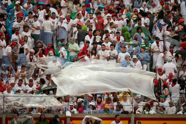Público asistente a la Plaza de Toros de Pamplona durante la cuarta corrida de la Feria del Toro 2018.