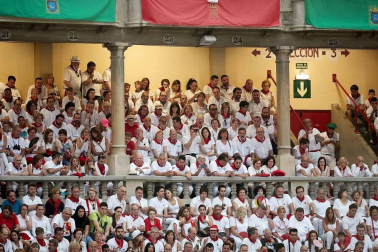 Público asistente a la Plaza de Toros de Pamplona durante la cuarta corrida de la Feria del Toro 2018.