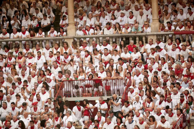 Público asistente a la Plaza de Toros de Pamplona durante la cuarta corrida de la Feria del Toro 2018.