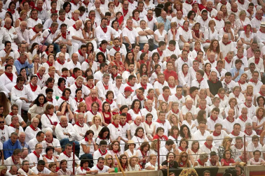 Público asistente a la Plaza de Toros de Pamplona durante la cuarta corrida de la Feria del Toro 2018.