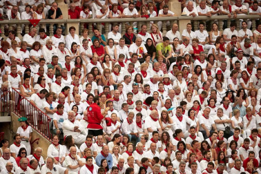 Público asistente a la Plaza de Toros de Pamplona durante la cuarta corrida de la Feria del Toro 2018.